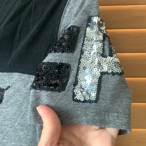 Black and grey t shirt with sequence on the sleeves - Picture 4 of 7